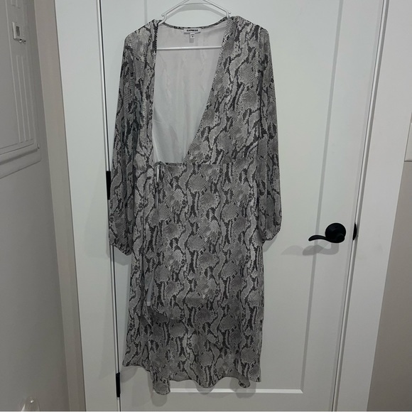 EXPRESS SNAKE SKIN WRAP CHIFFON MIDI DRESS - Picture 4 of 9